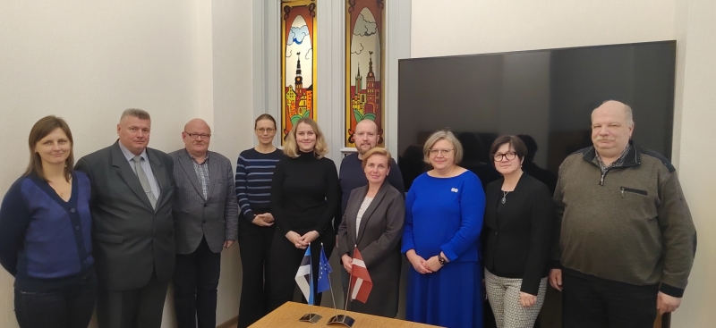 Foto no tikšanās ar Igaunijas drošības dienesta kolēģiem no Patērētāju tiesību aizsardzības un tehniskās uzraudzības aģentūras. Fotoattēlā redzamas 6 sievietes un 4 vīrieši, visi ģērbušies tumšo vai vidēji tumšo krāsu lietišķā ikdienas apģērbā.