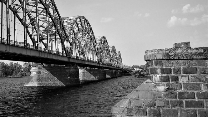 Dzelzceļa tilts pār Daugavu. Tilts no metāla konstrukcijas. Melnbalta fototgrāfija