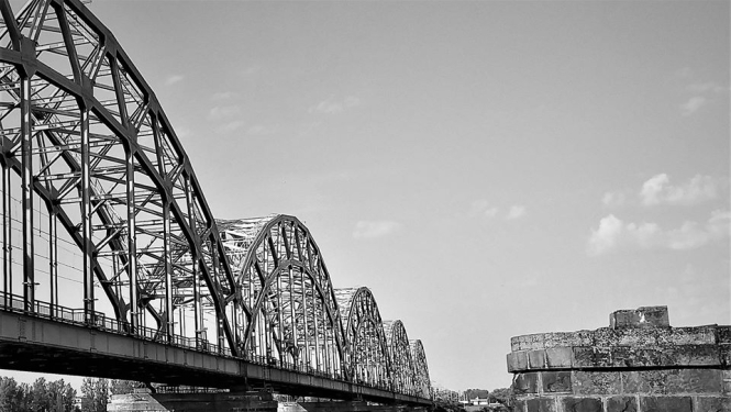 Atainots dzelzceļa tilts Rīgā pār Daugavu melnbaltā krāsā