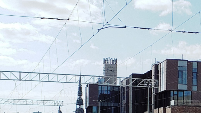 centrālā dzelzceļa stacija ar sliežu ceļiem un vilcienu