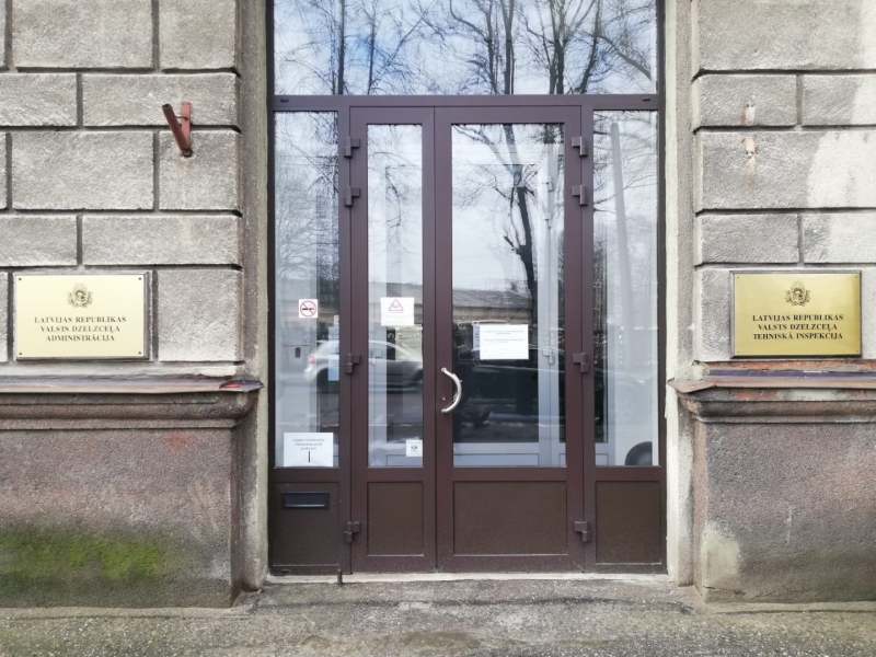 Atrašanās vietas foto. Iestādes durvis un tās nosaukums Valsts dzelzceļa tehniskā inspekcija. 