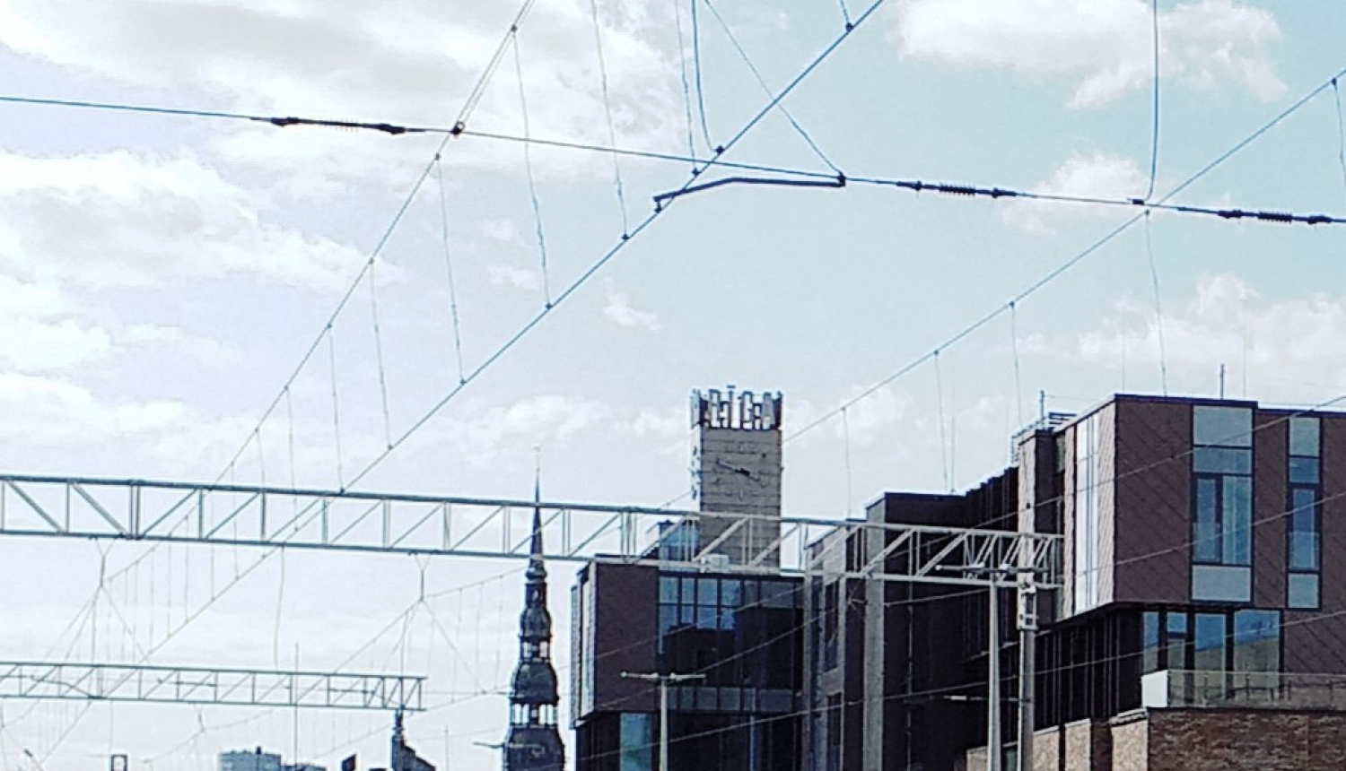 centrālā dzelzceļa stacija ar sliežu ceļiem un vilcienu