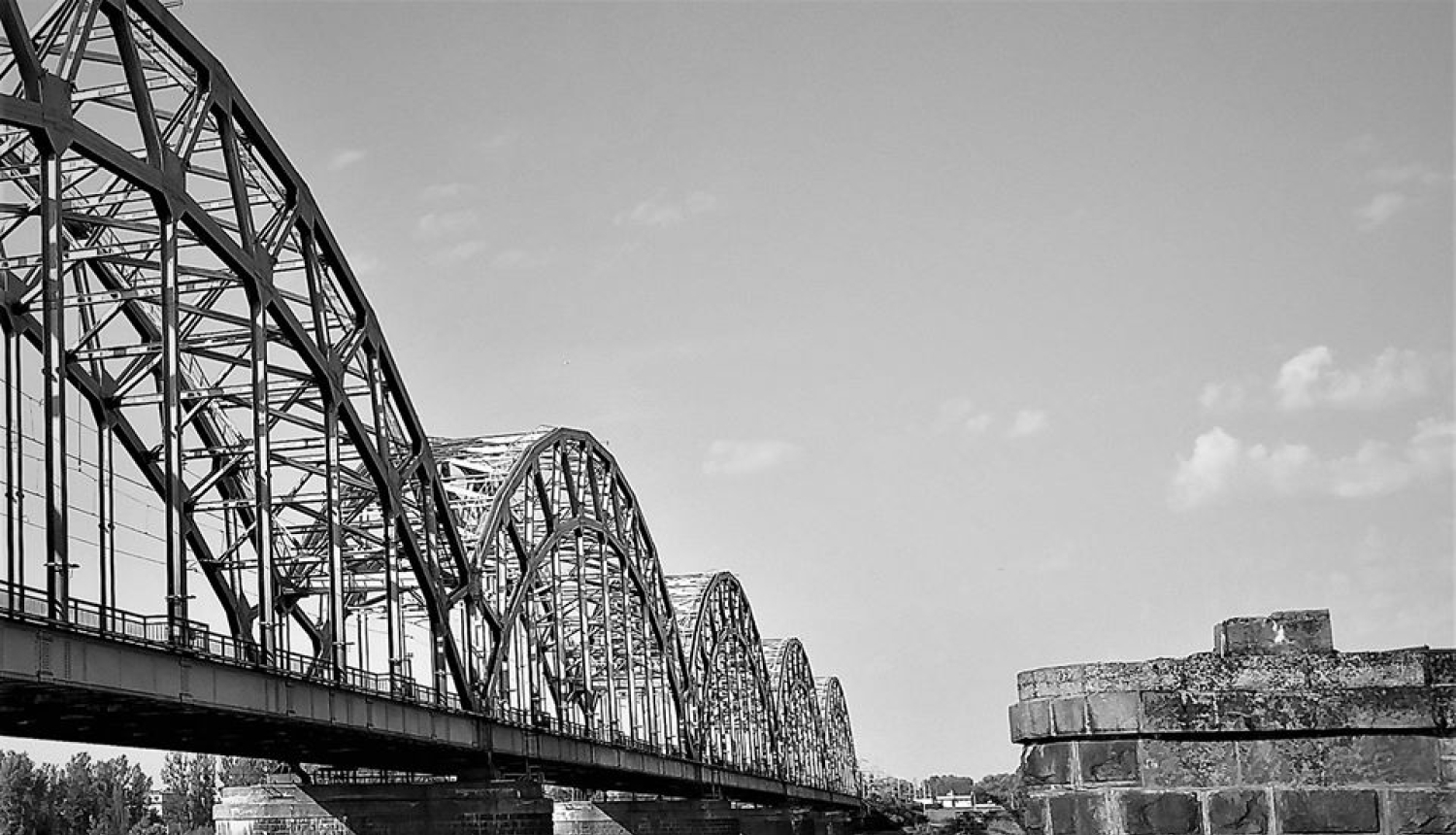 Dzelzceļa tilts pār Daugavu. Tilts no metāla konstrukcijas. Melnbalta fototgrāfija