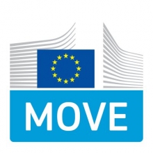 Uz balta fona zīmējums kurā kreisajā pusē ir attēlotas gaiši pelēkas izlocītas no kreisās puses uz augšu paralēlas 13 līnijas, kas pārklājas ar zilo taisnstūri ar 12 aplī izvietotām piecstaru zelta krāsas zvaigznēm, kreisajā pusē gaiši pelēkas izlocītas no kreisās puses uz leju paralēlas 13 līnijas, zem tā gaiši zils taisnstūris, kurā centrā ir balts uzraksts ar lieliem burtiem “MOVE”.