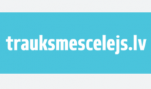 Uz gaiši zila fona centrālajā daļā  balts uzraksts “trauksmescelejs.lv”