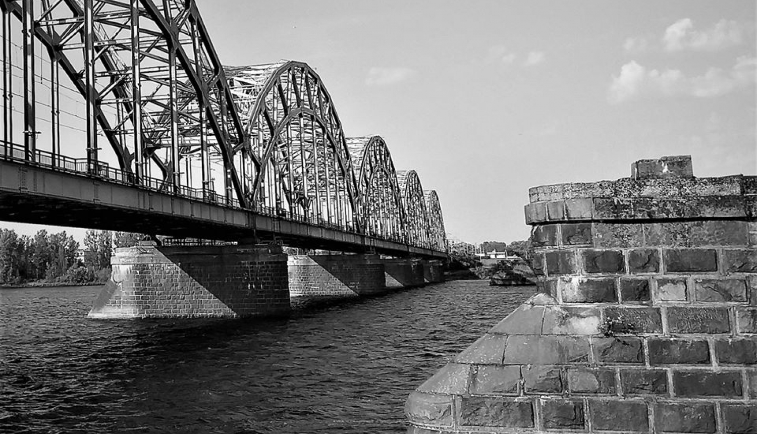 Dzelzceļa tilts pār Daugavu. Tilts no metāla konstrukcijas. Melnbalta fototgrāfija